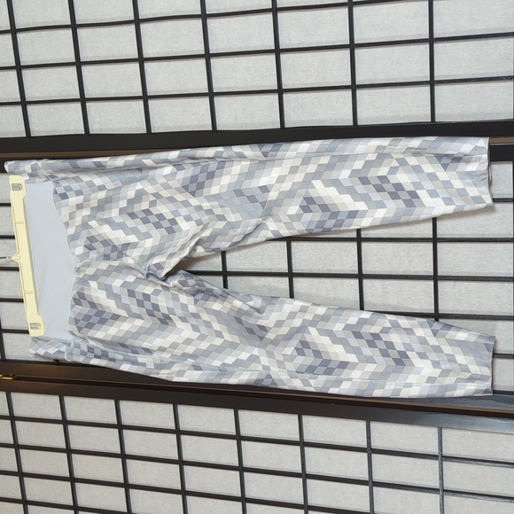 2/40 Nike athletic geometric patterned pants - Picture 5 of 11